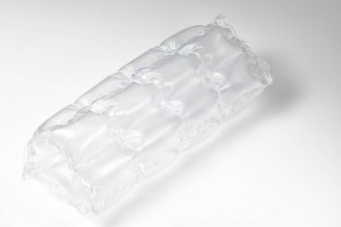 Plastik şeffaf hava ambalajı, hava yastıklı şeffaf plastik ambalaj. Şişirilebilir hava yastığı beyaz arkaplanda izole edildi.