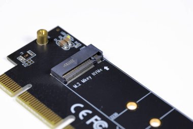 Depolama denetleyicisi M2 NVME 'yi beyaz arkaplanda izole edilmiş PCIe X16 kartına kapat.