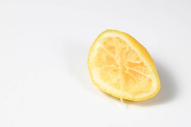 Beyaz arka planda izole edilmiş taze sıkılmış limon meyvesi..