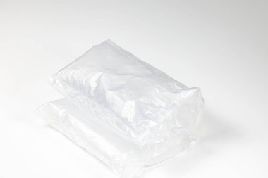 Plastik şeffaf hava ambalajı, hava yastıklı şeffaf plastik ambalaj. Şişirilebilir hava yastığı beyaz arkaplanda izole edildi.