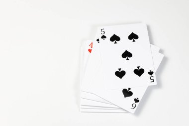 Poker ve kumar için uçan kart, üst tarafta 5 maça - beyaz arka planda izole.