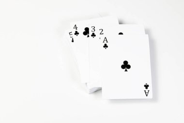 Poker ve kumar için uçuş kartı, A kulüpleri ile en üstte - beyaz arka planda izole.