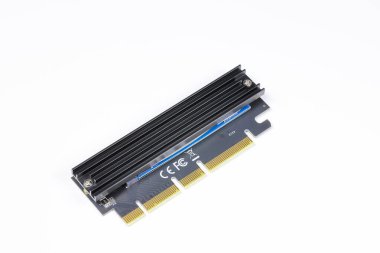 Depolama denetleyicisi M2 NVME 'den PCIe X16 kartına NVMe depolama aygıtı altında beyaz arkaplanda izole edilmiş.