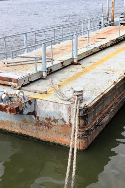 Paslı iskelede demirleme hattı olan Bollard bir gemi ya da rıhtımdaki bir direğe atıfta bulundu..
