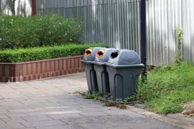 Çöp tenekesini (çöp tenekesini) herkesin içinde geri dönüştür. renk, kağıt, gazete, şişe vs. gibi atılacak çöp türünü söyler.
