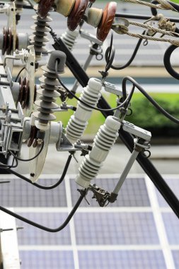 Yüksek gerilim direğindeki yüksek gerilim sigortaları, kapatma düğmesi. Üç aşamalı yüksek gerilimli fitiller çelik kirişlere monte edilmiş. Beton elektrik direğindeki tel bağlantısı..