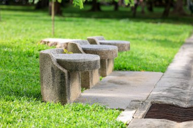 Parktaki taş ya da beton bank grubu.