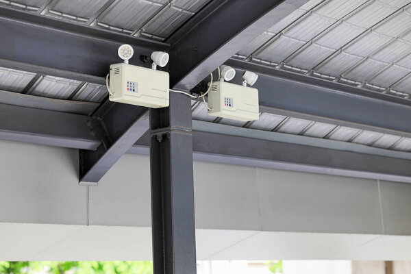 Автоматический аварийный выключатель, источник бесперебойного питания для освещения при отключении питания.