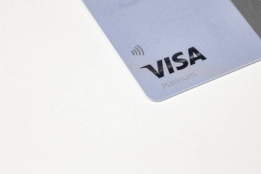 Beyaz arka planda üst düzey kredi kartı markası VISA izole