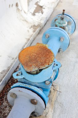 Metal pas. Metal aşınması. Kaynakta pas ve aşınma var. Eski demirde aşındırıcı pas, paslanma dokusu, metal su borusu ekipmanlarına hücum.. 