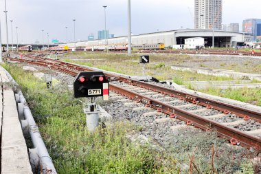 Demiryolu, kavşak ya da tren istasyonu yakınında sinyal cihazı ya da trafik ışığı sinyali.