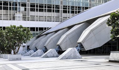 Modern bina temel yapısı, modern binanın gri beton ve metal temel yapı detayları..