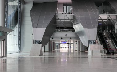 Modern binanın aydınlık ve temiz koridoru, modern kalkış veya varış salonundaki toplu taşıma merkezi..