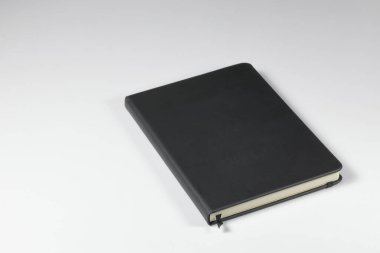 Lüks Siyah Deri Gündem Günlüğü ya da beyaz arka planda izole edilmiş kitap şeritli randevu defteri. Kırtasiye ögesi.