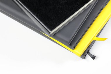 Lüks Deri Gündem Defteri 'ni kapatın ya da beyaz arka planda izole edilmiş yer imlerine sahip randevu defterini. Kırtasiye ögesi.