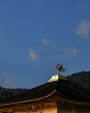 Altın Pavyon 'un çatısında bir Anka Heykeli, Kinkakuji ya da Rokuonji, Kuzey Kyoto Japonya' daki bir Zen tapınağı..