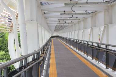 Yaya yolu, koridor ya da tren istasyonu ve diğer binalar arasındaki koridor..