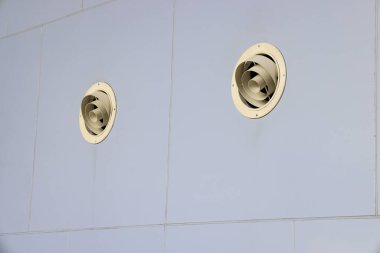 Modern havalandırma ve havalandırma kanalı Büyük bir binada.