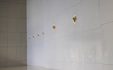 Modern havalandırma ve havalandırma kanalı Büyük bir binada.