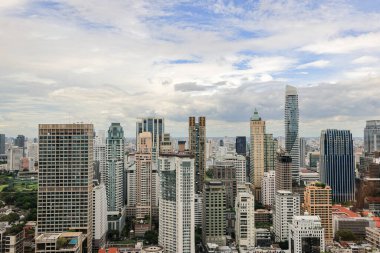 Bangkok 'un CBD' sinde gökyüzü mavi güneşli şehir manzarası.