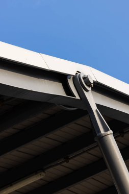 Çelik yapı menteşelerinin detaylarını kapat ve modern bina üzerindeki bağlantı eklemlerini kilitle.