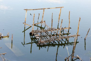 Terk edilmiş ahşap ev, gölün kıyısındaki ahşap binalar..