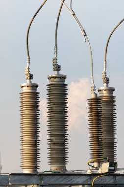 Yüksek voltaj direği, yüksek voltaj kulesi, yüksek voltaj inşaatı ve elektrik hatlarıyla.