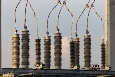 Yüksek voltaj direği, yüksek voltaj kulesi, yüksek voltaj inşaatı ve elektrik hatlarıyla.