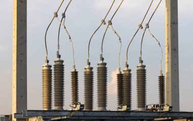 Yüksek voltaj direği, yüksek voltaj kulesi, yüksek voltaj inşaatı ve elektrik hatlarıyla.