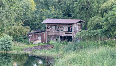 Terk edilmiş ahşap bir ev, terk edilmiş, kırsal kesimlerde yıpranmış bir ev..
