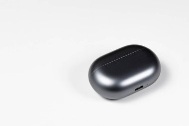 Lüks bluetooth kablosuz şarj davası beyaz arkaplanda izole edildi.