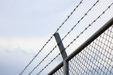 Dikenli teller, güvenlik ve güvenlik amacıyla çivili metal zincirler..