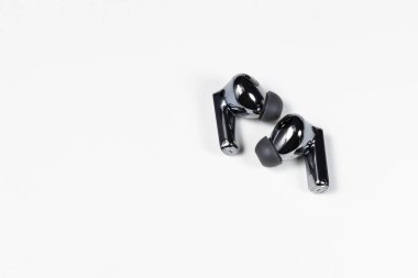 Lüks bluetooth kablosuz kulaklık ya da kulaklık, beyaz arka planda izole edilmiş..