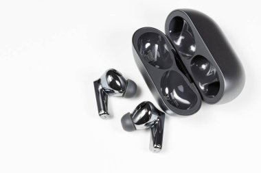 Lüks bluetooth kulaklık, kablosuz kulaklık ya da kulaklık beyaz arka planda izole edilmiş şarj kutusu olan kulaklık..