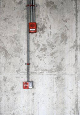 Kırmızı yangın alarmı ya da yangın söndürücü telefon prizi olan duvardaki düğme..