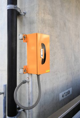 Toplu taşıma merkezi veya tren istasyonunda acil durum telefonları.