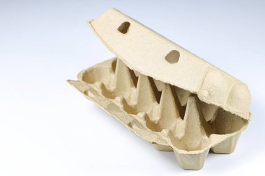 Doğada geri dönüşüm malzemesinden yapılmış yumurta kutusu beyaz arkaplanda izole edilmiş..