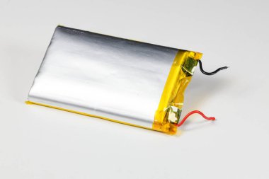 Zarar görmüş Lityum polimer, beyaz arkaplanda izole edilmiş mobil cihaz için Li-ion pilleri.