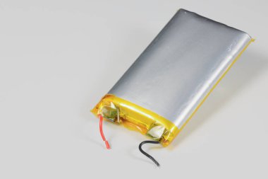 Zarar görmüş Lityum polimer, beyaz arkaplanda izole edilmiş mobil cihaz için Li-ion pilleri.