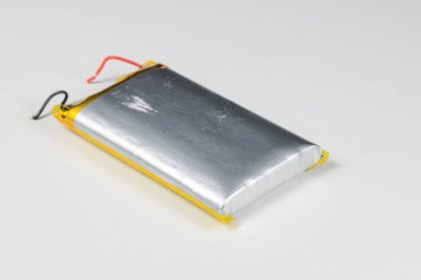 Zarar görmüş Lityum polimer, beyaz arkaplanda izole edilmiş mobil cihaz için Li-ion pilleri.