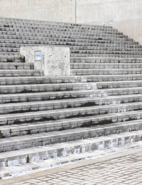 Kullanım izleri olan gri merdivenler, granit merdivenler, geniş taş merdivenler, basamaklar..
