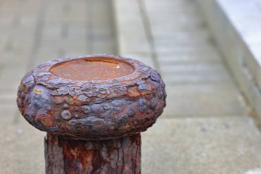 Pas metallerini kapatın. Metal aşınması. Kaynakta pas ve aşınma var. Eski demirde aşındırıcı pas, paslanmış pas dokusu, iskelede Rusty Bollard..