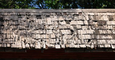 küf ahşap kiremit çatı, eski sedir çatısı mevsimi hava koruması. 