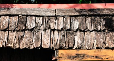 küf ahşap kiremit çatı, eski sedir çatısı mevsimi hava koruması. 