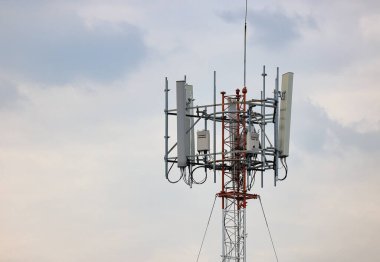 Kablosuz iletişim anten direği, cep telefonu anten direği harap olmuş binanın tepesinde.