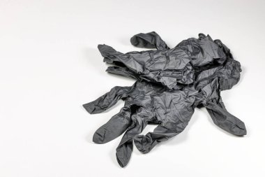 Beyaz arkaplanda izole edilmiş boş siyah nitril koruyucu eldivenler..