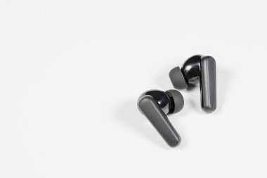 Bluetooth kablosuz kulaklık veya kulaklık, beyaz arka planda izole edilmiş..