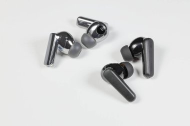 Bluetooth kablosuz kulaklık ya da kulaklık çeşitliliği, beyaz arka planda izole edilmiş..