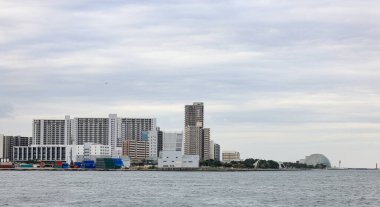 Osaka Japonya 'daki konteynır limanının Skyline' ı, kargo konteynır gemisi için endüstriyel liman. Modern nakliye konteynır terminalinde kargo taşımacılığı ve aktivite.