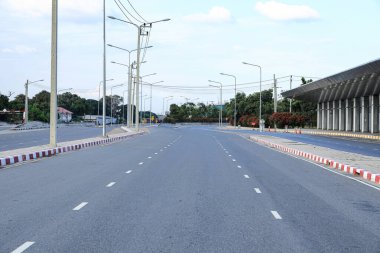 Tayland 'daki ulaşım merkezinin çevresindeki CBD' deki boş yol.